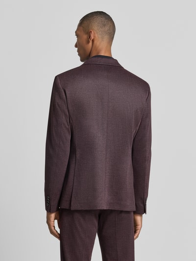Männermodel trägt bordeauxfarbenes Slim Fit Sakko mit Lyocell-Anteil Modell 'Nick' von Zuitable, Materiaalmix, Reverskraag, Knoopsluiting, pochet, Ruglengte bij maat 50: 73 cm, Schouderbreedte: 41 cm, Mouwlengte: 68 cm, Ganzkörperansicht Rückansicht