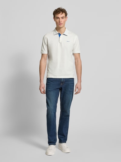 Männermodel trägt Regular Fit Poloshirt mit Logo-Stitching von Gant, weiß, kurze Ärmel, Polokragen, Baumwoll-Mix, Ganzkörperansicht von vorne