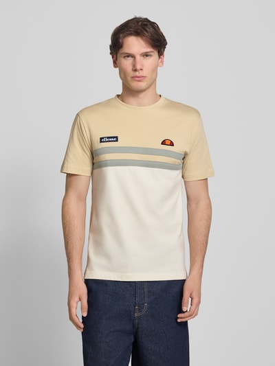 Męskimodel nosi T-Shirt mit Label-Stitchings und Rundhalsausschnitt von ellesse z bawełny, krój regular fit, długość tyłu 69 cm, Ganzkörperansicht von vorne