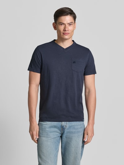 Männermodel trägt Regular Fit T-Shirt mit V-Ausschnitt von Lerros in Dunkelblau, Reine Baumwolle, Brusttasche, Logo-Stitching, Ganzkörperansicht von vorne. Rückenlänge bei Größe M: 68 cm.