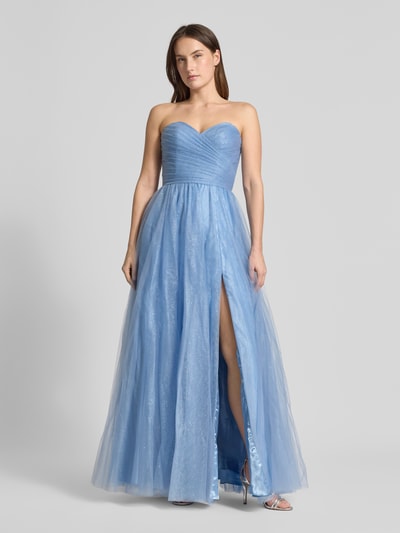 Modelka kobieca ma na sobie Regular Fit Abendkleid mit Glitzer-Mesh od Mascara, niebieski, a-linia, plisowany, rozcięcie z przodu, zamek, krój regular fit, szerokość w rozmiarze 36: 38 cm, długość tyłu: 126 cm, cała sylwetka z przodu