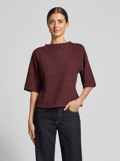 Frauenmodel trägt Pullunder Modell 'Salinie' mit Rundhalsausschnitt von OPUS in unifarbenem Dunkelrot, 1/2-Arm, abgerundeter Rumpfabschluss, grobe Textur, Ganzkörperansicht von vorne.