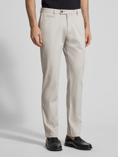 Mężczyzna nosi Fein strukturierte Chino mit Gesäßtaschen od bugatti, bawełniany miks stretch, krój regular fit, kremowy kolor, widok z przodu, zdjęcie całej sylwetki.