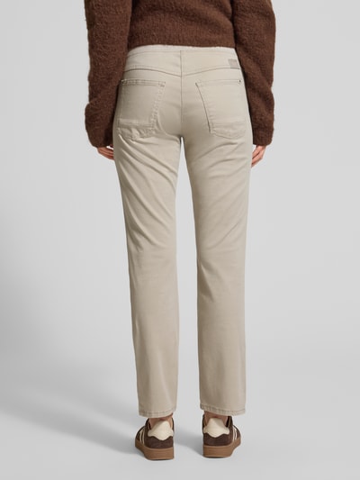 Männermodel trägt Relaxed Fit Stoffhose mit elastischem Bund Modell 'Pamina' von Raphaela By Brax, beżowy kolor, bawełniany materiał, kieszenie, Szerokość w rozmiarze 36K: 35 cm, długość nogawki 73 cm, Ganzkörperansicht Rückansicht.