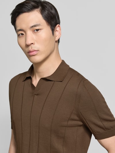 Männermodel trägt Regular Fit Poloshirt mit breiter Rippe und V-Ausschnitt von GRAN SASSO aus reiner Baumwolle, Nahaufnahme Oberkörper.