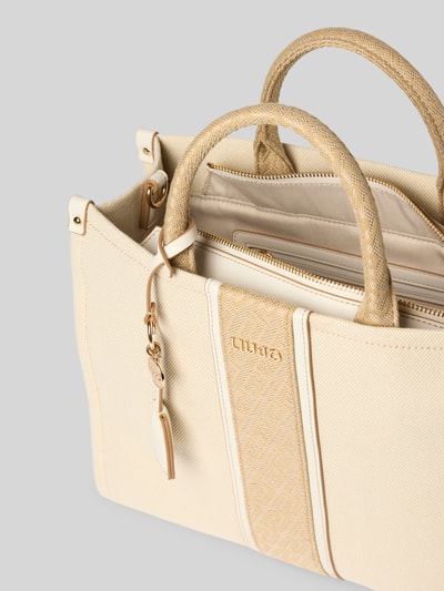 Produktfoto, Handtasche mit Tragehenkeln und Schulterriemen von Liu Jo White aus reiner Baumwolle, cremeweiß-goldene Farben, Label-Applikation, sichtbarer Reißverschluss, strukturierte Oberfläche, Maße: 34x27x12 cm, Schulterriemen 31 cm.