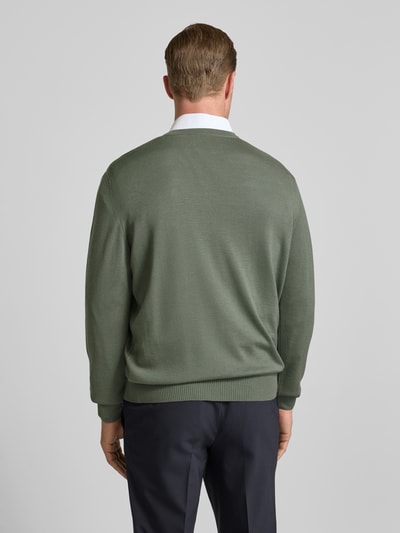 Männermodel draagt gebreide pullover uit zuivere scheerwol met V-hals van MAERZ Muenchen, regular fit, labeldetail, ruglengte 69 cm, mouwlengte 69 cm, heren, grijs-groen, structuur zichtbaar, ganzkörperansicht rückansicht.