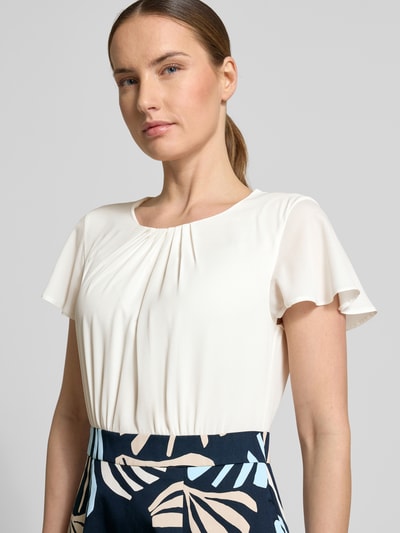 Frauenmodel trägt Tailliertes Freizeitkleid mit Taillenband von s.Oliver BLACK LABEL, Optik: Unifarben, Optik:Allover-Muster, Passform: Tailliert, Midi-Länge, Rundhals-Ausschnitt, Kappärmel, Materialverarbeitung: feine Webstruktur, Nahaufnahme Oberkörper.