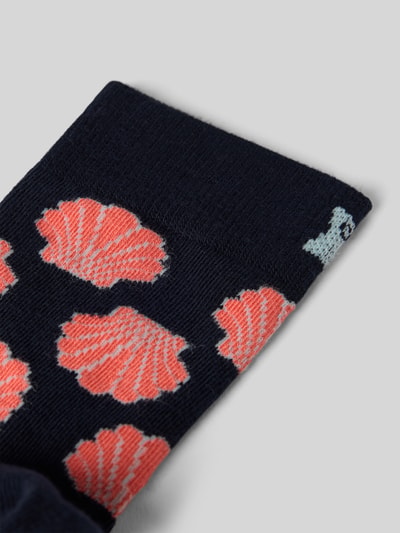 Produktfoto, Socken aus Baumwoll-Mix Modell 'SEA SHELL' von Happy Socks im Muschel-Design, Dunkelblau mit korallfarbenen und weißen Details, Nahaufnahme. Damen Socken, elastisches Rippenbündchen, Label-Detail.