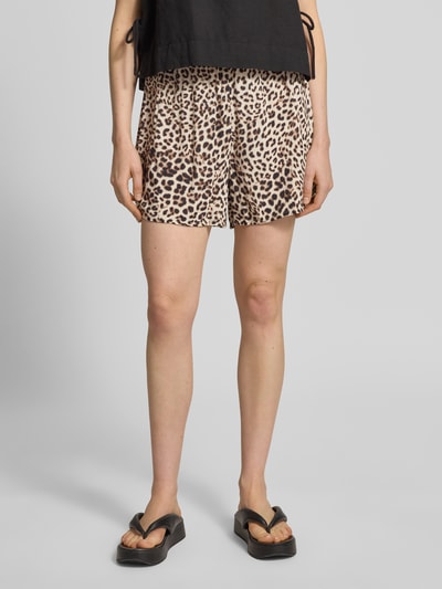 Frauenmodel trägt Shorts aus Viskose mit elastischem Bund von Jake*s Casual, Allover-Leo-Print, Regular Fit, Nahaufnahme Oberschenkel.