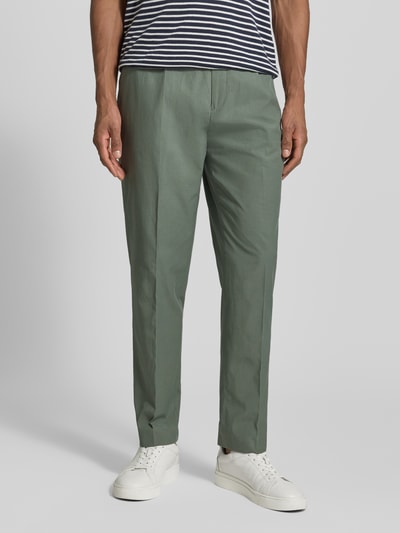 Mężczyznamodel nosi Regular Fit Hose mit Bügelfalten Modell 'LUIS' od Antony Morato, zielony, lyocell-bawełna, widok całej sylwetki z przodu, krój regular fit, szerokość w rozmiarze 50: 42 cm, długość nogawki od wewnątrz w rozmiarze 50: 77 cm, kieszenie z tyłu.