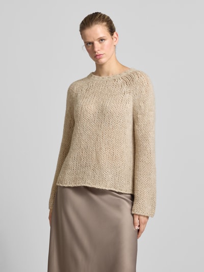 Vrouwenmodel draagt Relaxed Fit pullover met alpaca-aandeel van Juvia, Materiaalmix, Tricotlook, ronde hals, semi-transparant, ruglengte maat S 57 cm. Ganzkörperansicht van voren.