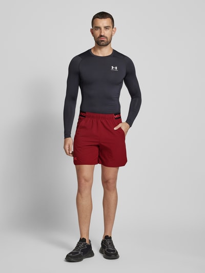 Under Armour Regular Fit Shorts mit Label-Print Dunkelrot 1