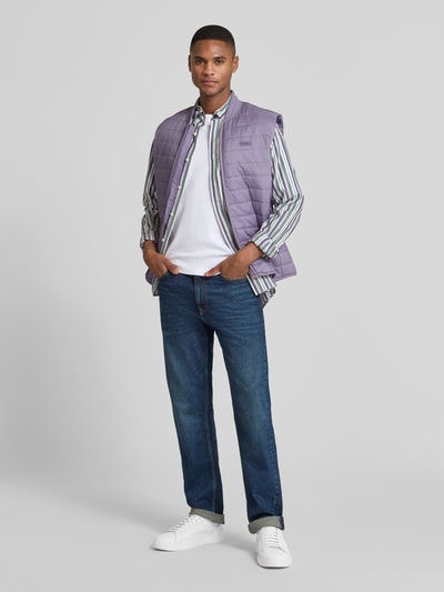 Männermodel trägt Steppweste mit Reißverschlusstaschen von CK Calvin Klein, glattes Material, gerade Passform, Unifarbenes-Design, Label-Applikation, Reißverschluss, Stehkragen, Reißverschlusstaschen, Rückenlänge 70 cm, Schulterbreite 44 cm, Brustweite 57 cm, Ganzkörperansicht von vorne.