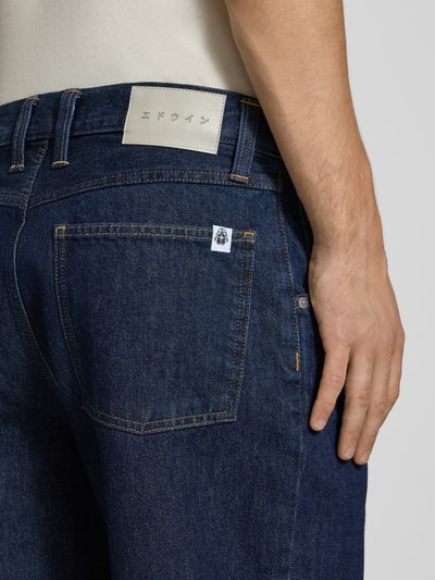 Männermodel trägt Straight Fit Jeans im 5-Pocket-Design Modell 'TYRELL' von Edwin, reine Baumwolle, Detailaufnahme Rückansicht.