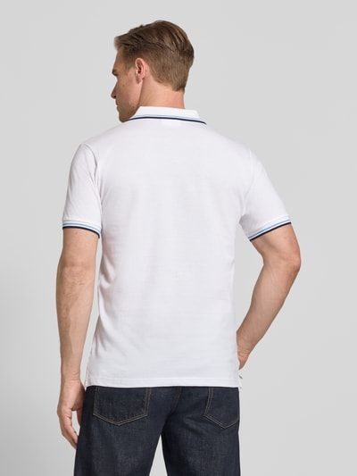Männermodel trägt Relaxed Fit Poloshirt mit Kontraststreifen von Lindbergh aus Reine Baumwolle, weiß mit blauen Details, Ganzkörperansicht Rückansicht. Rückenlänge bei Größe M: 67 cm, Label-Stitching, Knopfleiste.