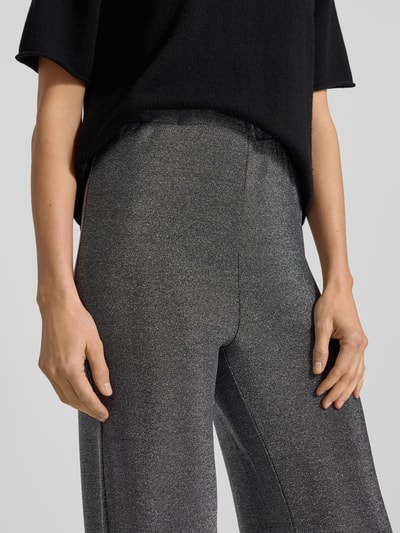 Frauenmodel trägt Schimmernde Hose mit elastischem Bund Modell 'KYRA' von VILLA SOPHIE, Material-Mix mit Stretch-Anteil, Regular Fit, Nahaufnahme Oberkörper.
