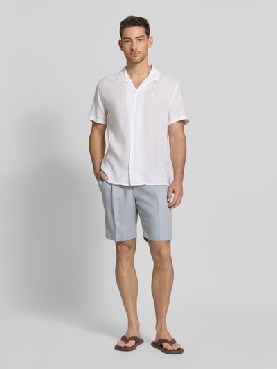 Męski model nosi Bermudas aus reinem Leinen od JAKE*S STUDIO MEN, jasnoniebieski len, częściowo elastyczny pas, luźny krój, kieszenie, guziki, szerokość w rozmiarze M: 45 cm, długość nogawki wewnętrznej: 24 cm, widok całej sylwetki z przodu.