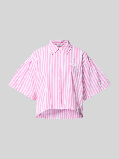 Produktfoto, Cropped Bluse mit Label-Stitching Modell 'VEXTOWN' von American Vintage aus reiner Baumwolle mit rosa-weißen Streifen, Hemdblusenkragen und Knopfleiste, Allover-Look, strukturierte Oberflächen.
