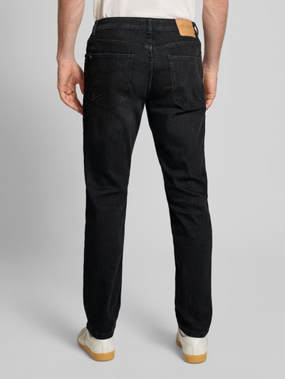 Männermodel trägt Slim Fit Jeans im Five-Pocket-Design von REVIEW in zwart, katoenmengsel met stretch, volledige rugaanzicht.