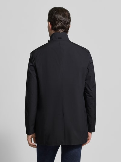 Männermodel trägt Mantel mit durchgehender Knopfleiste von CINQUE in Schwarz, gerade Passform, Rückenansicht, Eingrifftaschen, Stehkragen. Ganzkörperansicht Rückansicht.