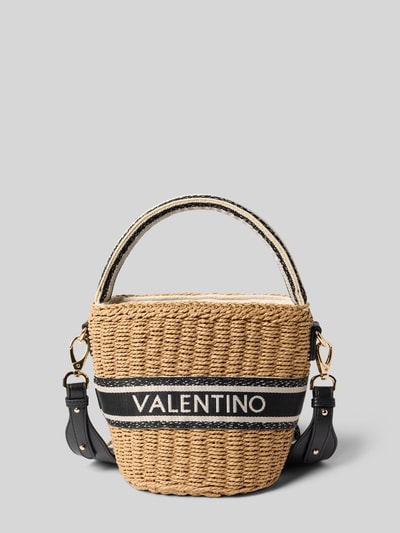 Produktfoto, Handtasche in Flecht-Optik von VALENTINO BAGS, Hauptfach offen, Abnehmbarer Schulterriemen, Logo-Stitching, Breite 23 cm, Länge 19 cm, Tiefe 14 cm, Länge Schulterriemen 104 cm, natürliche Farben, strukturierte Oberfläche