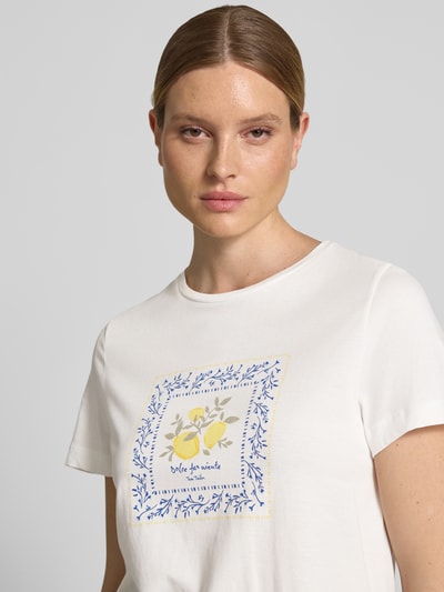 Frauenmodel trägt Regular Fit T-Shirt aus reiner Baumwolle von Tom Tailor, unifarben mit Motiv-Print, Rundhals, kurzarm, Nahaufnahme Oberkörper.