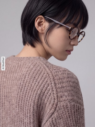 Frauenmodel trägt Regular Fit Pullover mit Woll-Anteil Modell 'ASHLEY CREW' von Pepe Jeans, beige Strickstruktur, Nahaufnahme Oberkörper, Damen Pullover von Pepe Jeans, KI-modifiziertes Bild.