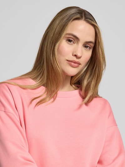 Kobiece model prezentuje różowe Sweatshirt aus Viskose-Mix mit Rundhalsausschnitt Modell 'Ima' od MSCH Copenhagen, zbliżenie na górę ciała.