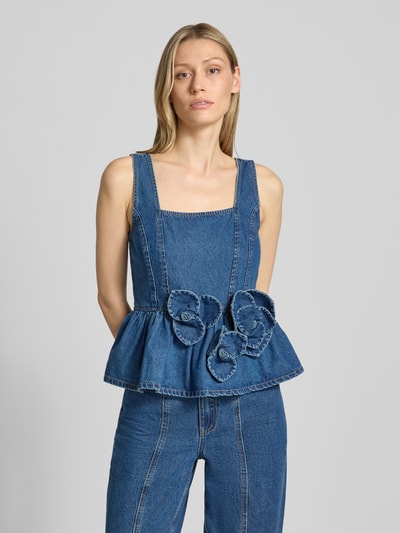 Frauenmodel trägt Jeanstop mit floralen Applikationen von YAS aus Reine Baumwolle, Taillierter Schnitt, Karree-Ausschnitt, Modell 'ELSIE', Rückenlänge bei Größe 36: 33 cm, Ganzkörperansicht von vorne.