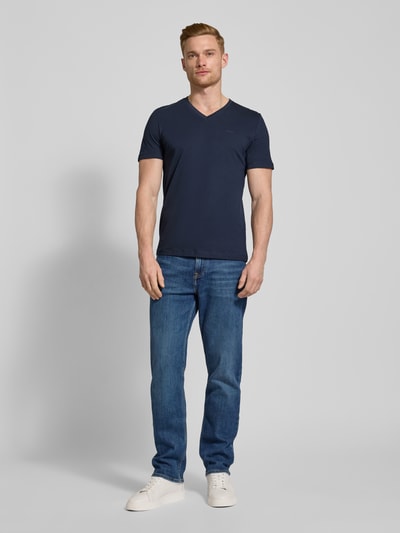 s.Oliver RED LABEL Regular Fit T-Shirt aus reiner Baumwolle mit V-Ausschnitt Dunkelblau 1