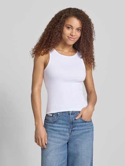 Frauenmodel trägt Tanktop in Ripp-Optik Modell 'MAYA' von Noisy May aus Baumwoll-Elasthan-Mix, Regular-Fit, Rundhalsausschnitt, Ganzkörperansicht von vorne.