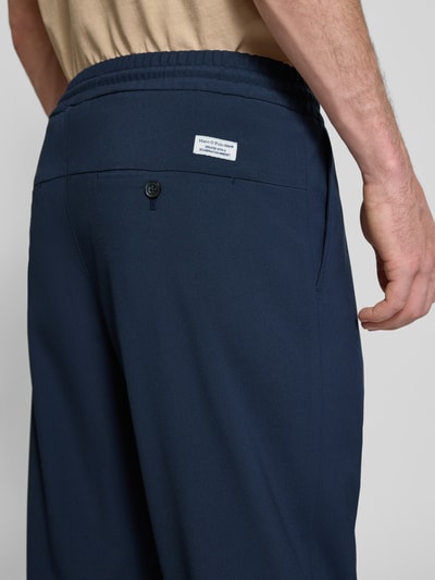Männermodel trägt Relaxed Fit Bundfaltenhose mit Viskose-Anteil Modell 'VIGGO CROPPED' von Marc O'Polo Denim, Optik: Unifarben, Material-Mix, Detailaufnahme Rückansicht.