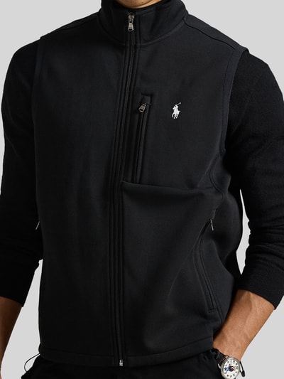 Männermodel trägt Regular Fit Weste aus Baumwoll-Mix von Polo Ralph Lauren in Optik: Unifarben mit Stehkragen, Logo-Stitching, Nahaufnahme Oberkörper.