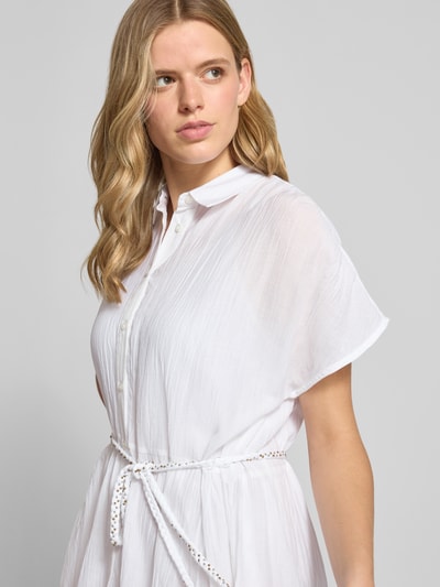 Frauenmodel trägt Tailliertes Blusenkleid aus reiner Baumwolle Modell 'FANCY DRESS' von Pepe Jeans in Weiß mit feiner Struktur, Nahaufnahme Oberkörper. Damen Blusenkleid von Pepe Jeans.