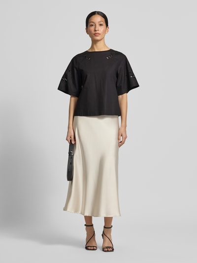 Frauenmodel trägt Regular Fit T-Shirt aus reiner Baumwolle Modell 'TARGA' von Weekend Max Mara, Optik: Unifarben, Ajour-Stickerei-Motiv, Rundhals, kurze Röhrenärmel, Materialverarbeitung: Jersey, Ganzkörperansicht von vorne.