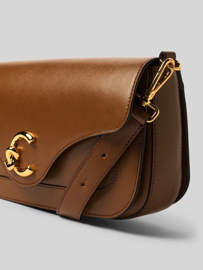 Produktfoto, Crossbody Bag mit Label-Detail von Coccinelle w kolorze brązowym, główna przegroda z brzegiem, odpinany pasek na ramię, przegródka wewnętrzna zapinana na zamek błyskawiczny, szerokość 26 cm, długość 13 cm, głębokość 9 cm, długość paska na ramię 90 cm