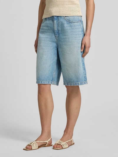Vrouwenmodel draagt Bermudas aus Denim im Used-Look van Jake*s Casual, lichtblauw, steekzakken, relaxed fit, binnenbeenlengte maat 36: 59 cm, bandwijdte maat 36: 36 cm, ganzkörperansicht van voren.