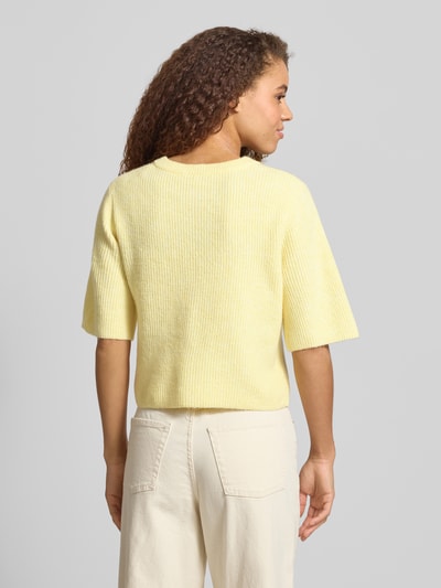 Frauenmodel trägt Regular Fit Strickjacke mit Woll-Anteil Modell 'SILLY' von Pieces, Optik: Unifarben, Rippstrick, Ganzkörperansicht Rückansicht.
