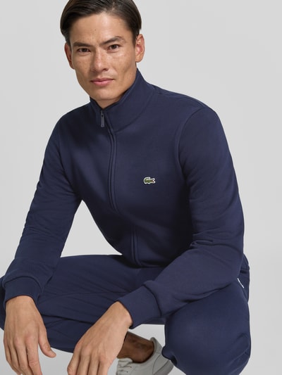 Mannelijk model draagt donkerblauwe regular fit sweatjack van katoenmix, Regular Fit Sweatjacke aus Baumwoll-Mix van Lacoste, Heren, Nahaufnahme bovenlichaam