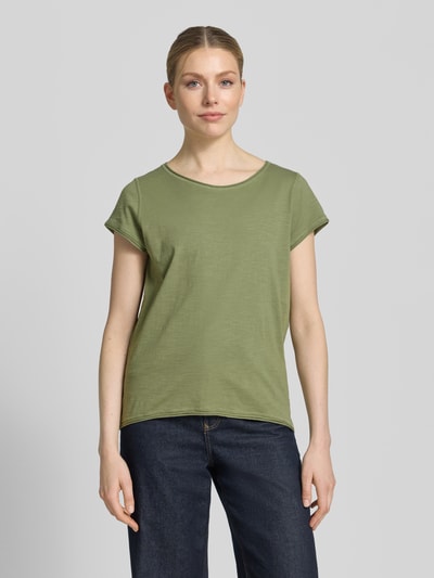 Vrouwenmodel draagt Regular Fit T-Shirt aus Baumwoll-Flammgarn van s.Oliver RED LABEL in groen, korte mouw, rolzoom, melange-look, puur katoen. Volledige lichaamsvoorzijde.