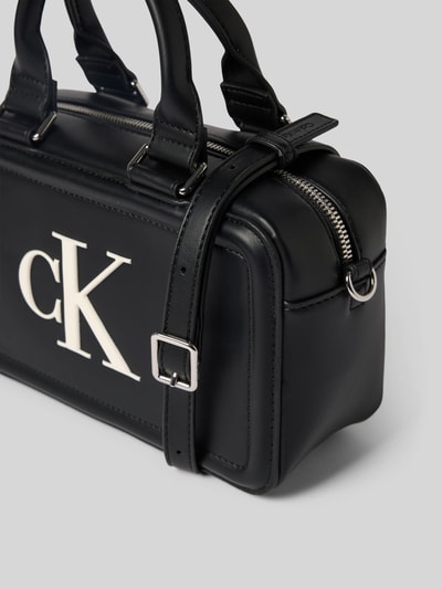 Produktfoto, Crossbody Bag in Leder-Optik von CK Calvin Klein mit Logo-Print, Hauptfach mit Reißverschluss, schwarzes glattes Material