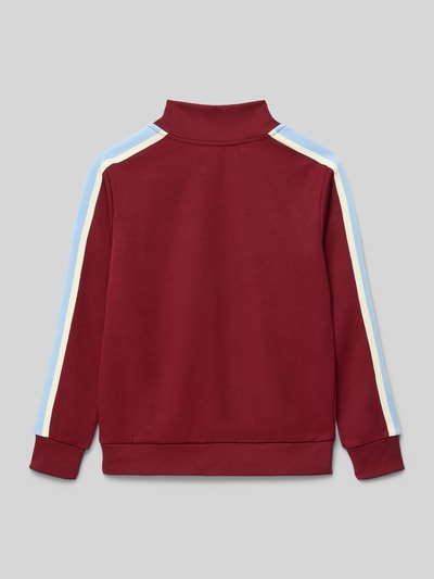 Produktfoto, bluza rozpinana dziecięca z mieszanki lnu, krój straight fit, stójka, zamek błyskawiczny, wpuszczane kieszenie, wyhaftowany napis, detal z logo, model 'COTEDAZUR' od Jack & Jones, kolor bordowy z jasnoniebieskimi i kremowymi paskami, gładka tekstura