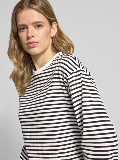 Frauenmodel trägt Regular Fit Langarmshirt aus Baumwoll-Mix Modell 'ADIE' von Pieces, Two-Tone-Optik, Feinripp, Nahaufnahme Oberkörper.