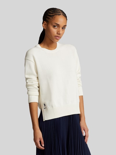 Modelka nosi Regular Fit Strickpullover aus reiner Baumwolle od Polo Ralph Lauren w kolorze jednolitym, krój regular fit, logo, okrągły dekolt, długie rękawy, ściągacze, boczne rozcięcia, dzianina, czysta bawełna, widok całej sylwetki z przodu.