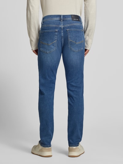 Männermodel trägt Regular Fit Jeans im 5-Pocket-Design Modell 'Lyon' von Pierre Cardin in Blau, Baumwoll-Mix, Ganzkörperansicht Rückansicht. Elastischer Stoff mit Lyocell-Anteil, Knopf- und Reißverschluss, Bundweite 41 cm, Innenbeinlänge 79 cm.