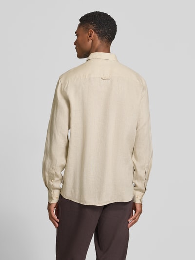 Męski model nosi Regular Fit Freizeithemd aus reinem Leinen von s.Oliver RED LABEL, efekt: jednolity kolor, krój regular fit, kołnierzyk typu kent, jednorzędowa listwa guzikowa, naszywka z logo, rękaw: długi rękaw, zakończenie rękawów: mankiet, materiał: len, całkowity widok z tyłu.