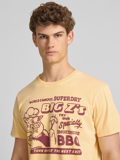 Superdry Loose Fit T-Shirt mit Label-Print Modell 'Roadside Trade' GELB 3