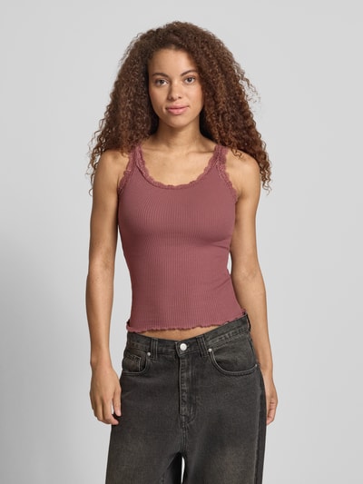 Frauenmodel trägt Slim Fit Tank Top aus Bio-Baumwoll-Mix Modell 'SARA' von Only, Optik: Unifarben, Spitze-Details, U-Ausschnitt, Trägerform: schmale Träger, Materialverarbeitung: Feinripp, Ganzkörperansicht von vorne.