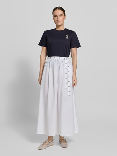 Frauenmodel trägt T-Shirt mit Ziersteinbesatz von Comma in Dunkelblau, Reine Baumwolle, Regular-Fit, Rundhalsausschnitt, Rückenlänge 58 cm, Ganzkörperansicht von vorne.